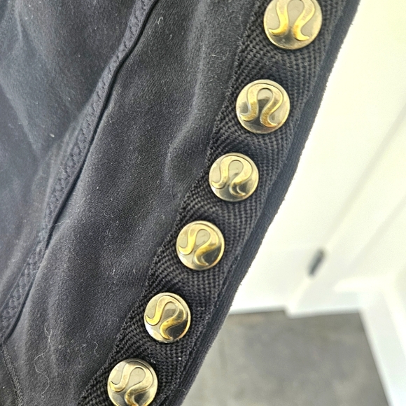Lululemon crop, older style, luon fabric sz.6, high-waisted, with gold snaps - Picture 4 of 4